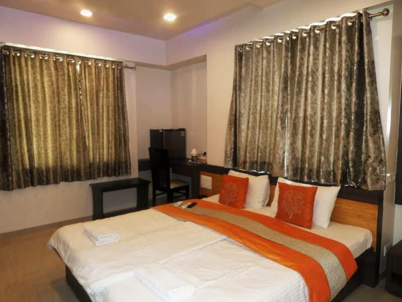 Fabhotel Imperio - Nr Baner Hill Pune Exteriör bild